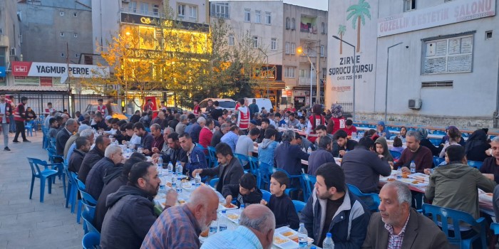 Türk Kızılay'ı Kahta’da 750 kişilik iftar yemeği verdi