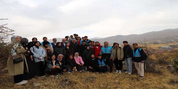 Gençler, dağların zirvesinde doğa yürüyüşü gerçekleştirdi