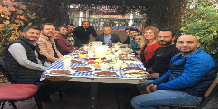 Öğretmenler Günü’nde, öğretmenlere çiğköfte ikram edildi