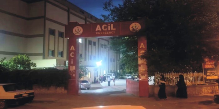 Tartıştığı eşini sokak ortasında bıçaklayarak öldürdü