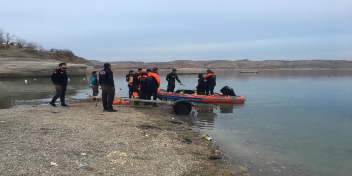 Kahta’da tekne alabora oldu: 4 kişi kurtarıldı, 1 kişi aranıyor