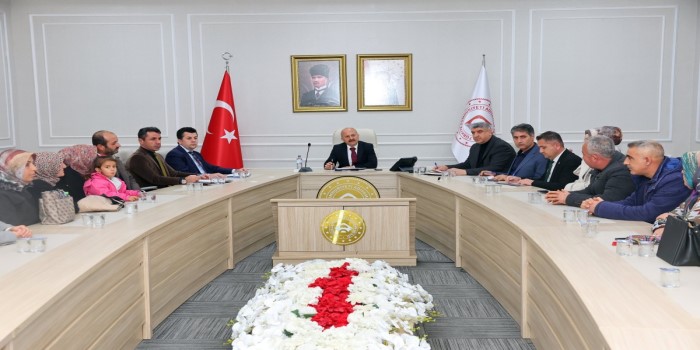 Vali Varol, iş arayan vatandaşlarla bir araya geldi