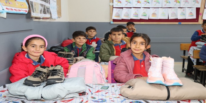 Kahta’da 400 öğrenciye mont ve bot yardımı yapıldı