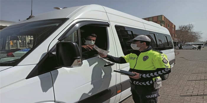 Kahta’da trafik polisi sürücülere uyarı broşürü dağıttı