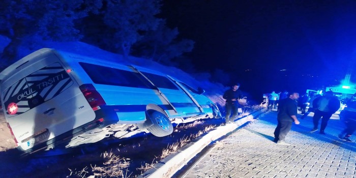 Nemrut’a gezi düzenleyen minibüs devrildi: 10 yaralı