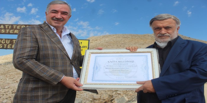 Başkan Turanlı’dan Kahtalı Mıçı’ya hemşerilik onur belgesi