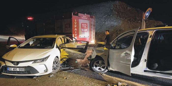 Kahta’da hafif ticari araç ile otomobil çarpıştı: 8 yaralı