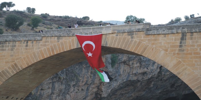 Tarihi Cendere Köprüsü’nde Filistin’e destek