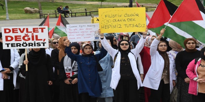 İsrail'in Gazze'ye yönelik saldırılarını protesto etti