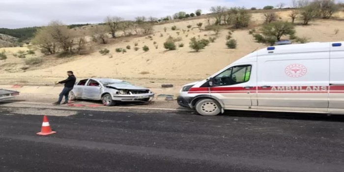 Takla atan otomobildeki 4 kişi yaralandı