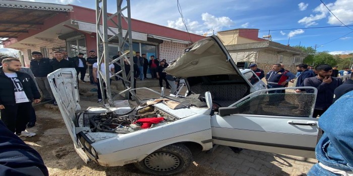 Elektrik direğine çarpan otomobildeki 4 kişi yaralandı