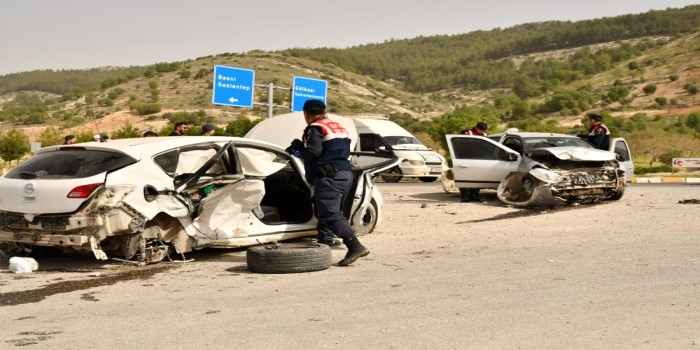 Besni’de iki aracın çarpışması sonucu 9 kişi yaralandı