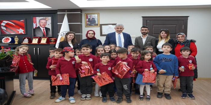 Minik öğrencilerden Başkan Hallaç’a ziyaret