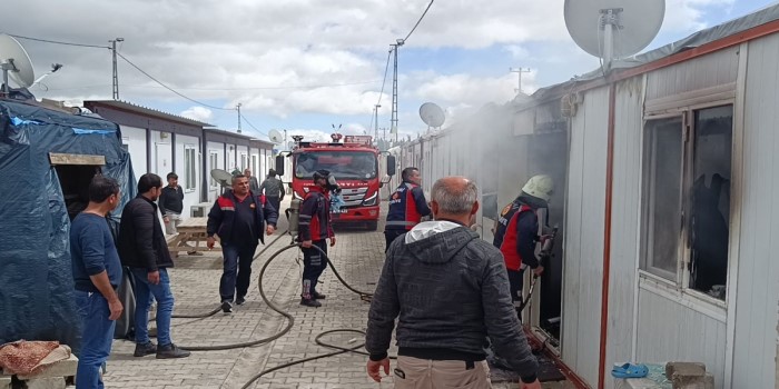Konteynır kentteki yangında 5 kişi dumandan etkilendi