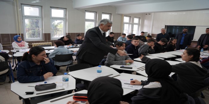 Başkan Hallaç’tan öğrencilere sınav öncesi destek