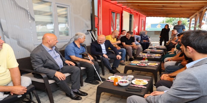 Vali Varol, bayramda depremzedeleri ziyaret etti