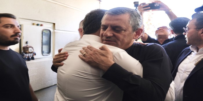Özgür Özel, ev hapsindeki Tutdere’yi ziyaret etti
