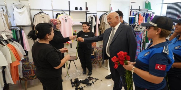 Zabıta ekipleri esnafa karanfil dağıttı