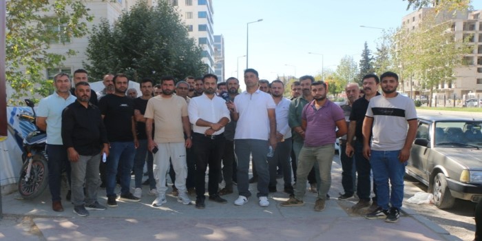 Maaşlarını alamayan inşaat işçileri basın açıklaması yaptı
