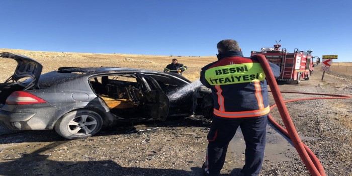 Seyir halinde alev alan araç kullanılamaz hale geldi