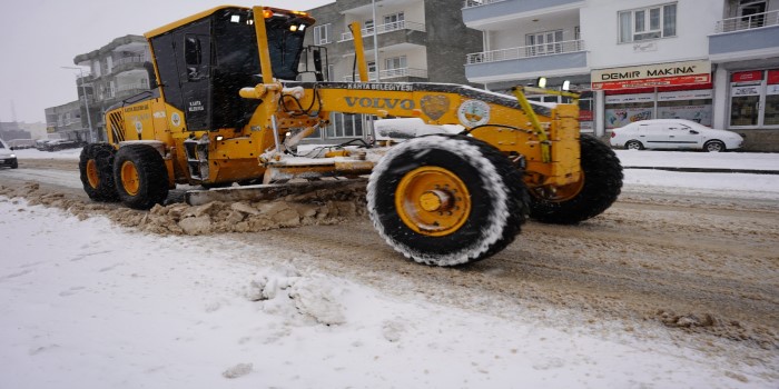 Belediye 26 araç ve 50 personelle sahada görev yapıyor