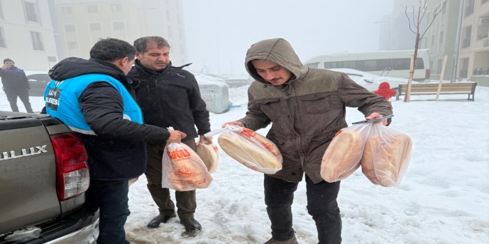Belediyeden mağdur vatandaşlara temel ihtiyaç yardımı