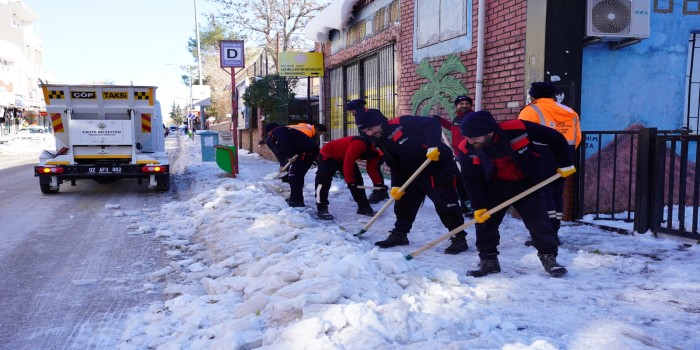Kahta’da karla mücadele çalışmaları devam ediyor