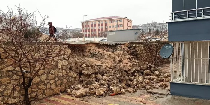 Sağanak yağış istinat duvarını yıktı