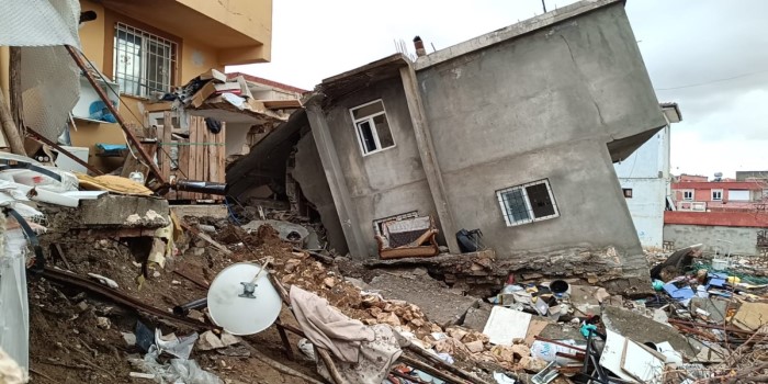 Besni’de aşırı yağışlar nedeniyle iki katlı bina çöktü