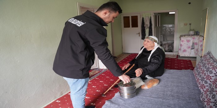 Belediyenin sıcak yemek hizmeti devam ediyor