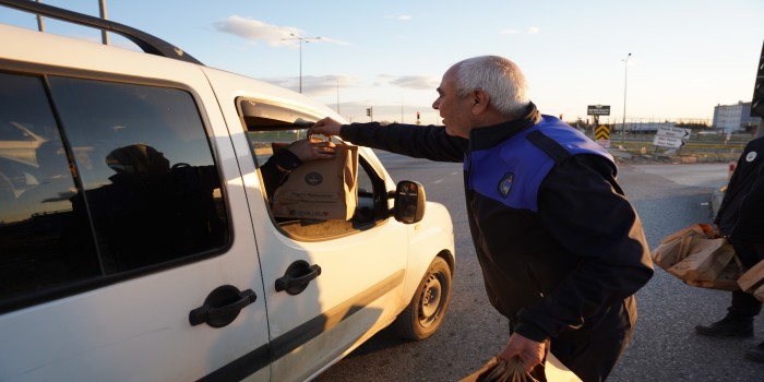 Belediyeden iftara yetişemeyenlere kumanya desteği