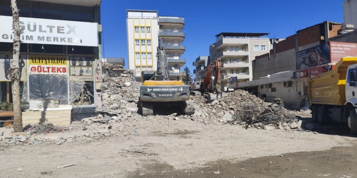 Kahta’da yıkılan binaların molozları esnafı mağdur ediyor