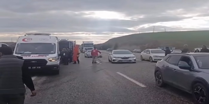 Kahta’da hafif ticari araç ile otomobil çarpıştı: 5 yaralı