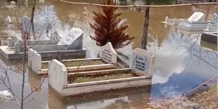 Mezarlık, yağışların ardından sular altında kaldı