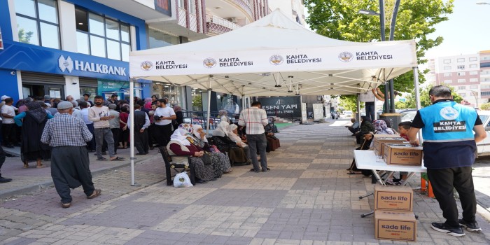 Belediye, banka önünde bekleyen vatandaşlar için önlem aldı