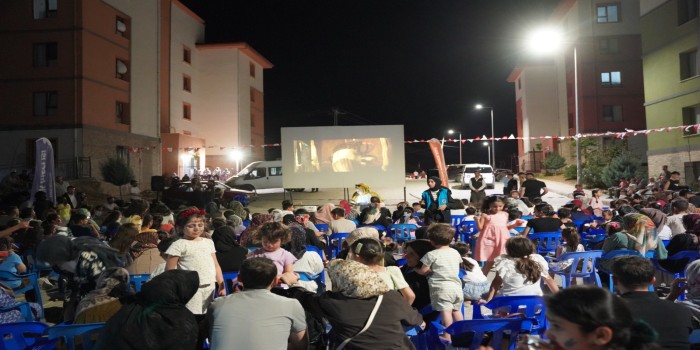 Kahta Belediyesi'nden çocuklara unutulmaz sinema gecesi