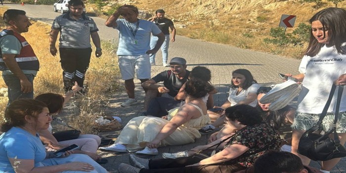 Kahta'da turistleri taşıyan minibüs devrildi: 13 yaralı