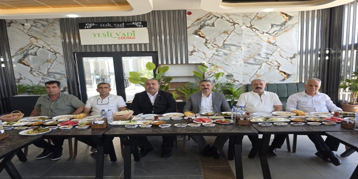 MHP Kahta İlçe Başkanı Haşim Turan, muhtarlarla bir araya geldi