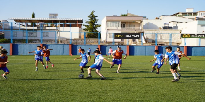 Yaz Spor Okulları’nda çocuklar hem eğleniyor hem de eğitim alıyor